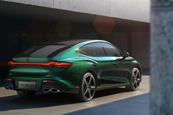 MG yetkili bayi Adaşen showroomunda MG7 fastback sergileniyor