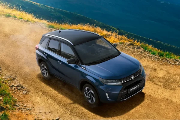 suzuki yetkili bayi Adaşen showroomunda Vitara Hibrit sergileniyor